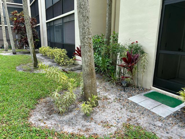 5220 Las Verdes Circle 101, Delray Beach, FL 33484
