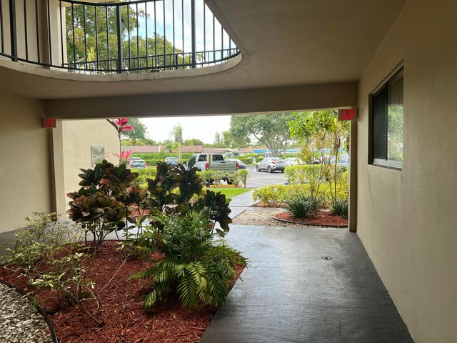 5220 Las Verdes Circle 101, Delray Beach, FL 33484