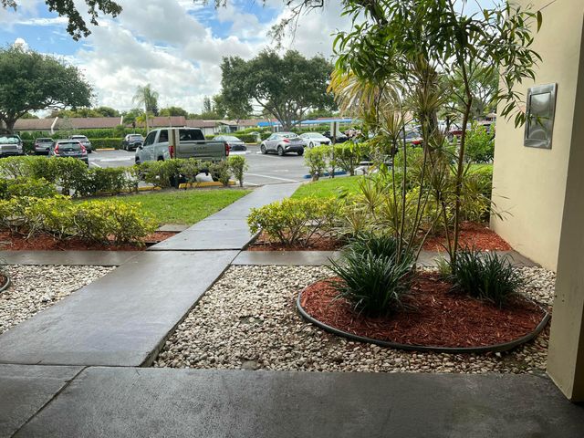 5220 Las Verdes Circle 101, Delray Beach, FL 33484