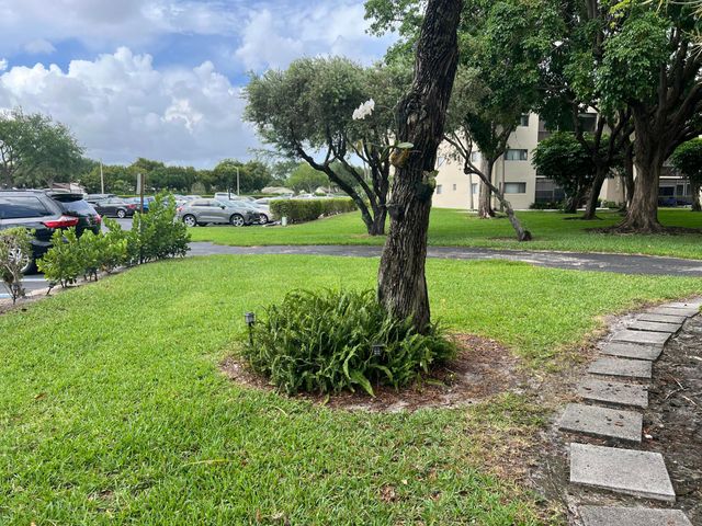 5220 Las Verdes Circle 101, Delray Beach, FL 33484