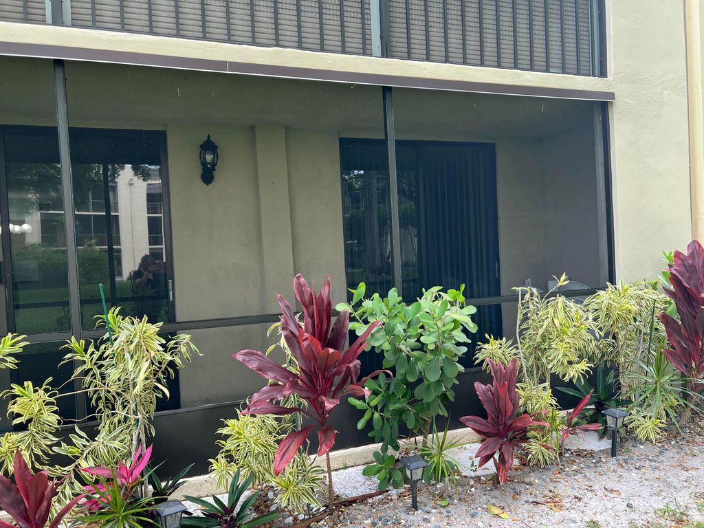 5220 Las Verdes Circle 101, Delray Beach, FL 33484