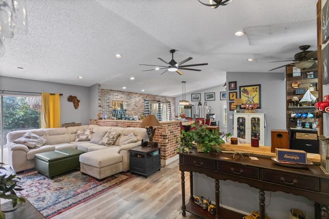 4000 SW 72ND Drive, Davie, FL 33314