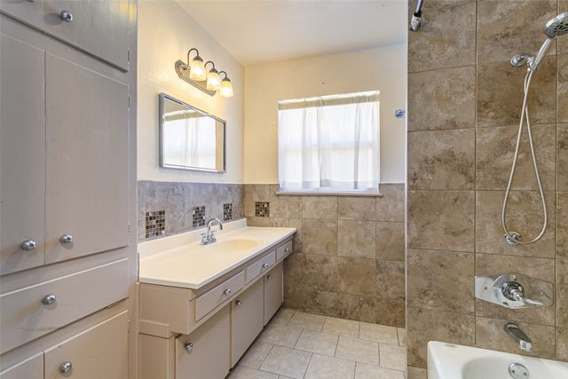 604 Oakwood Avenue, Hurst, TX 76053