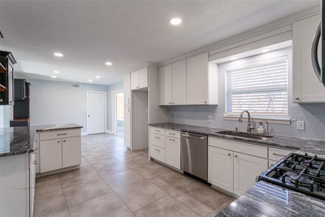 604 Oakwood Avenue, Hurst, TX 76053