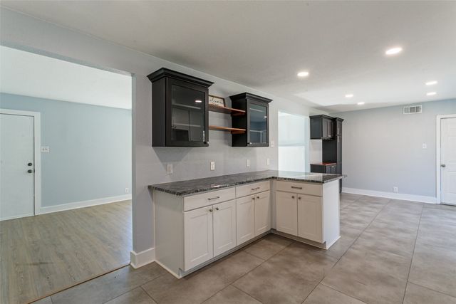 604 Oakwood Avenue, Hurst, TX 76053