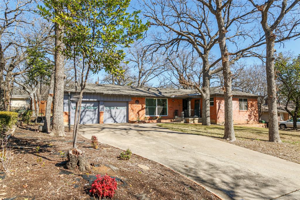 604 Oakwood Avenue, Hurst, TX 76053