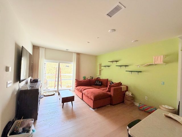 6 Stratton Dr 110, Woburn, MA 01801