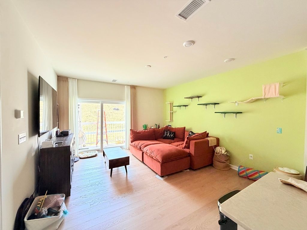6 Stratton Dr 110, Woburn, MA 01801