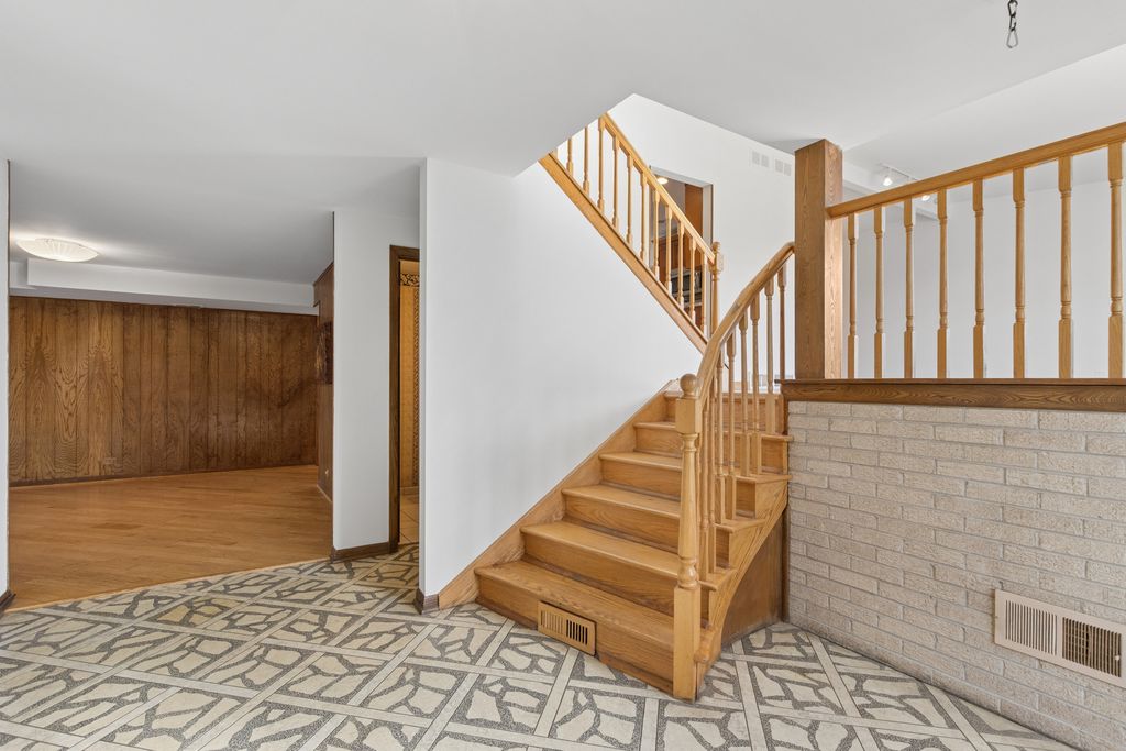 9222 Merrill Avenue, Morton Grove, IL 60053 — photo 2