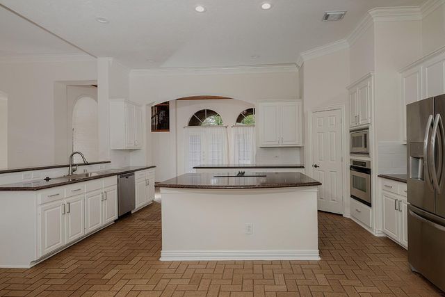 11 Lansdowne, The Woodlands, TX 77382