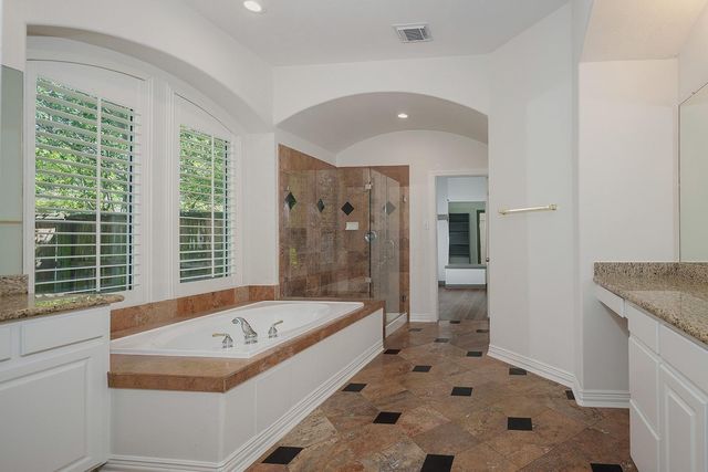11 Lansdowne, The Woodlands, TX 77382