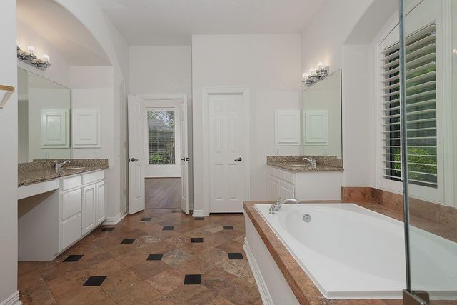 11 Lansdowne, The Woodlands, TX 77382