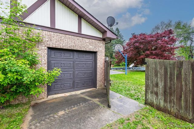 59663 Pettengill Drive, New Hudson, MI 48165