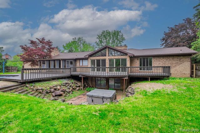 59663 Pettengill Drive, New Hudson, MI 48165