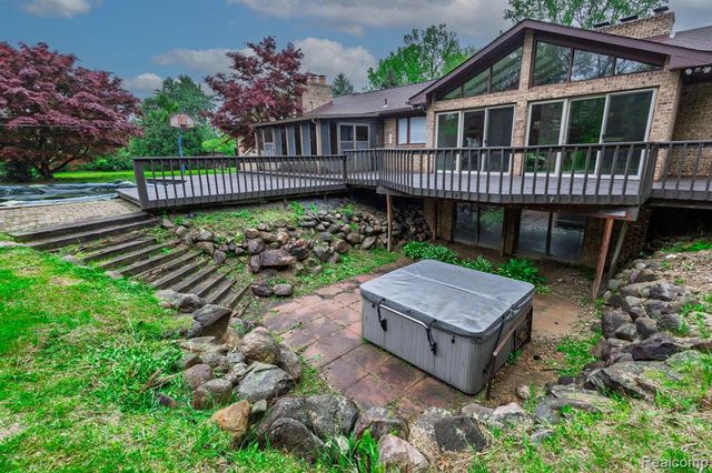 59663 Pettengill Drive, New Hudson, MI 48165