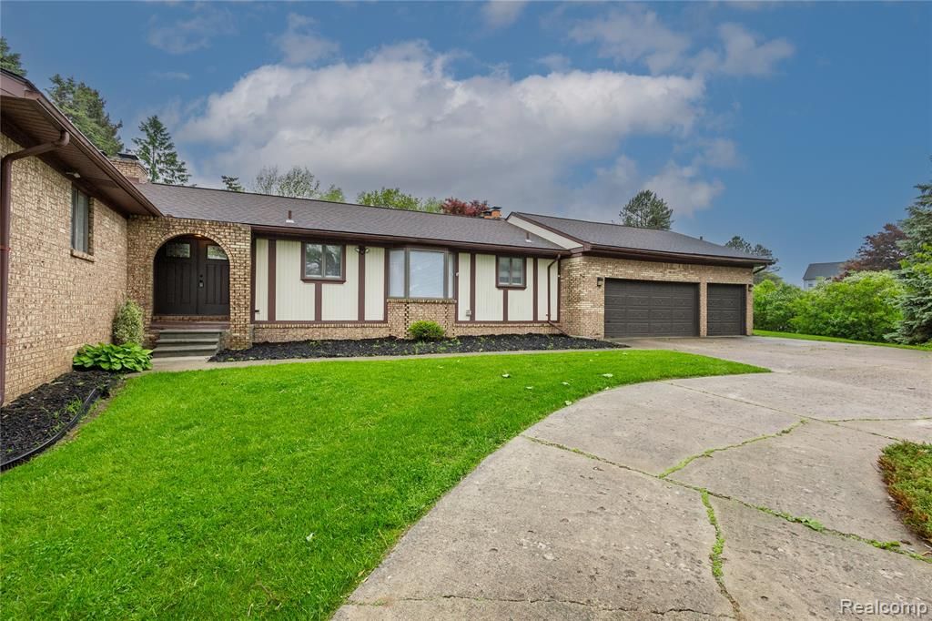 59663 Pettengill Drive, New Hudson, MI 48165