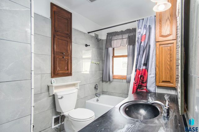 1704 W 10th St, Sioux Falls, SD 57104