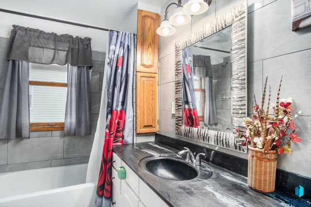 1704 W 10th St, Sioux Falls, SD 57104