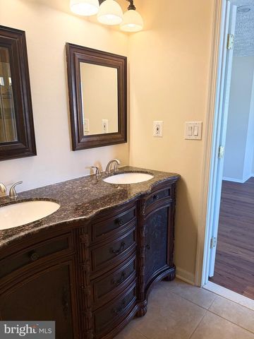 5579 GLASGOW WOODS CT, Fairfax, VA 22032