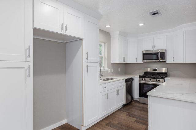 48 County Road 2078, Hull, TX 77564