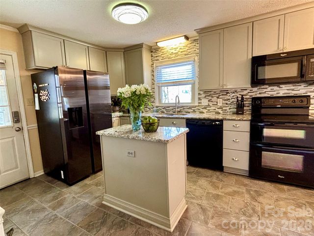 209 Cottonwood Drive, Mount Holly, NC 28120