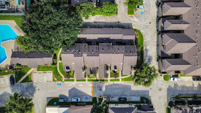 1022 Memorial Village Dr Drive, Houston, TX 77024
