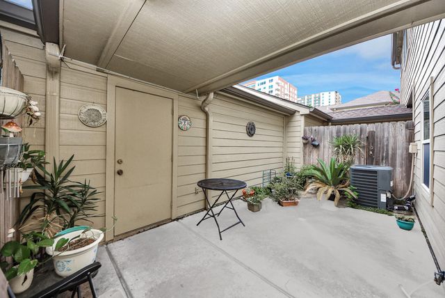 1022 Memorial Village Dr Drive, Houston, TX 77024