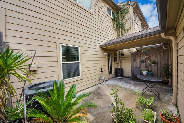 1022 Memorial Village Dr Drive, Houston, TX 77024