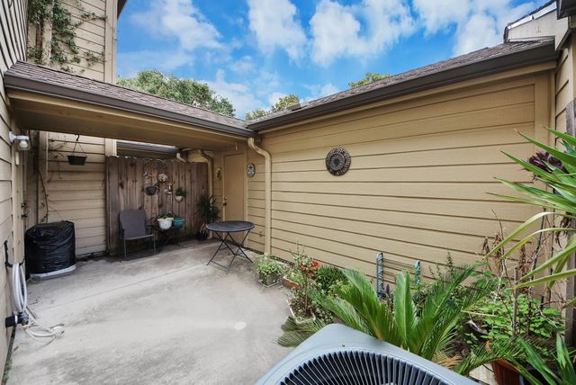 1022 Memorial Village Dr Drive, Houston, TX 77024