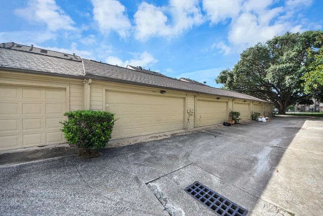 1022 Memorial Village Dr Drive, Houston, TX 77024