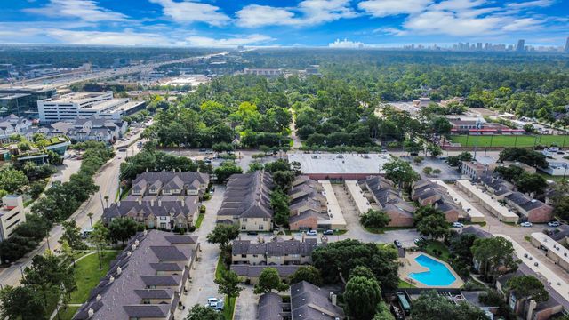 1022 Memorial Village Dr Drive, Houston, TX 77024