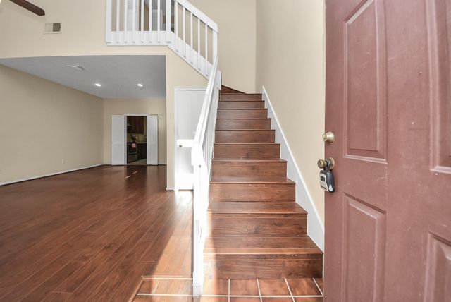 1022 Memorial Village Dr Drive, Houston, TX 77024