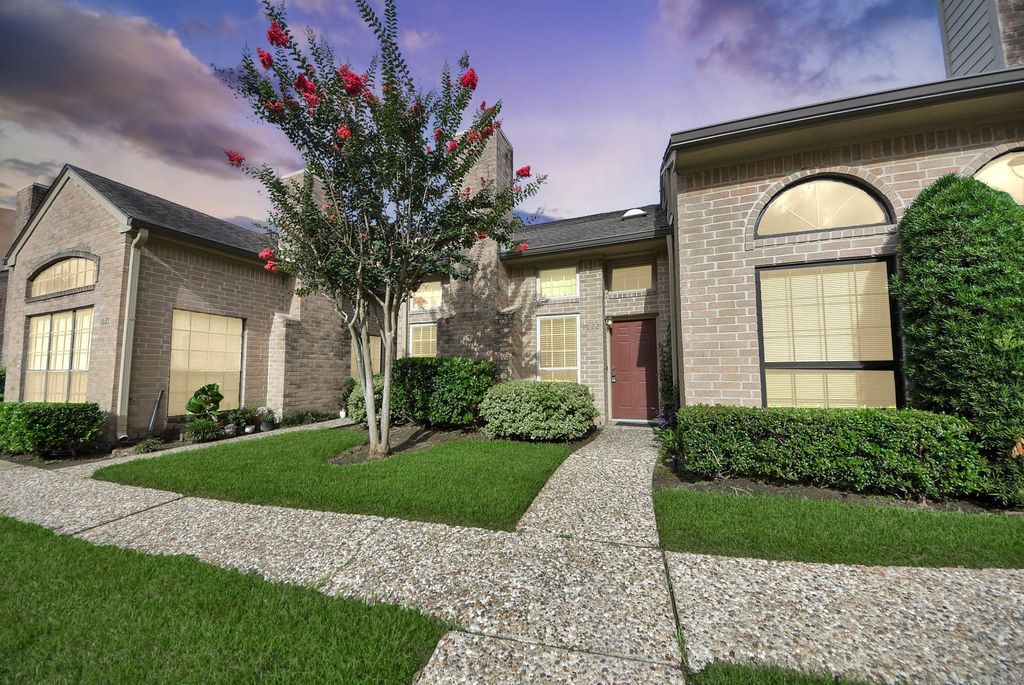 1022 Memorial Village Dr Drive, Houston, TX 77024