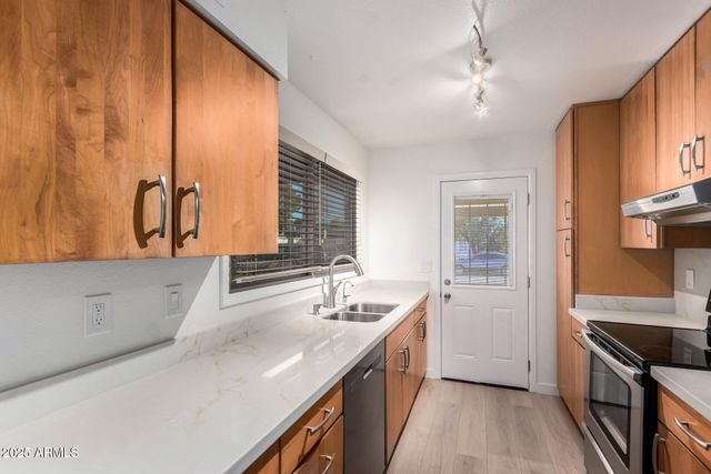 1718 E GAYLON Drive, Tempe, AZ 85282