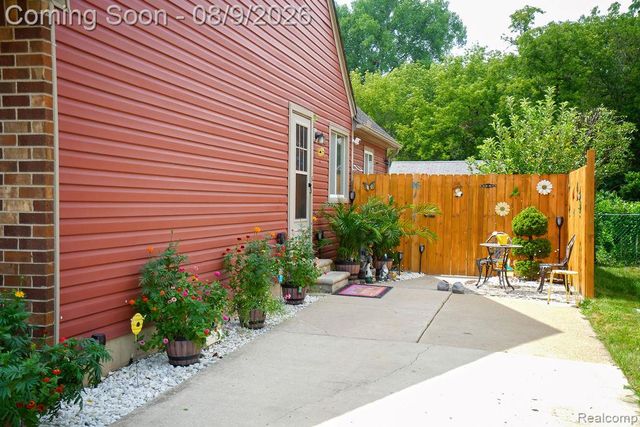 25058 Montebello Drive, Woodhaven, MI 48183