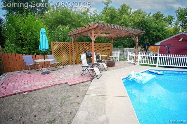 25058 Montebello Drive, Woodhaven, MI 48183