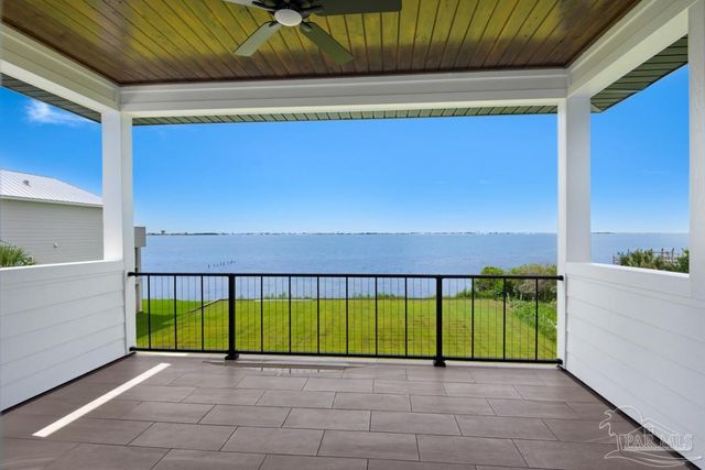 7687 N Shores Dr, Navarre, FL 32566