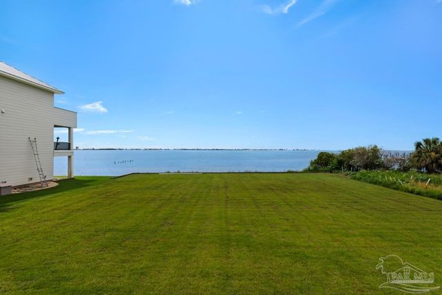 7687 N Shores Dr, Navarre, FL 32566