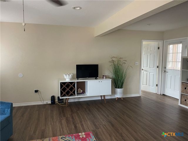 207 Oakwood Loop, San Marcos, TX 78666