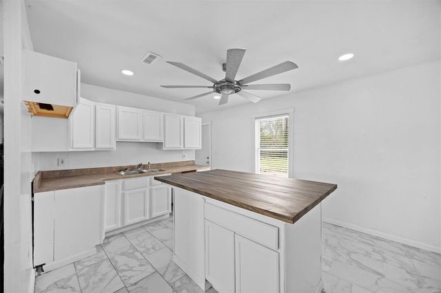 47 E Adams Drive, East St Louis, IL 62206