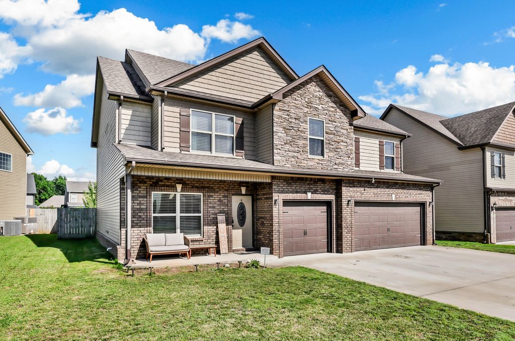 925 Tanager Ct, Clarksville, TN 37040