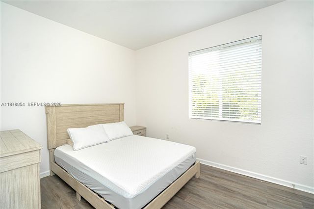 2820 NW 180th St, Miami Gardens, FL 33056