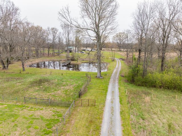 173 Bellview Rd, Taft, TN 38488