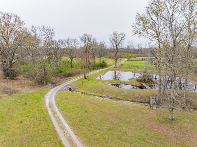 173 Bellview Rd, Taft, TN 38488