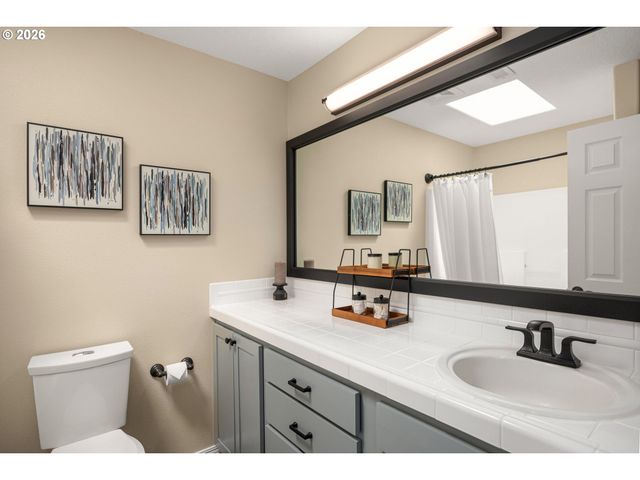 2649 Nw KENNEDY Ct, Portland, OR 97229