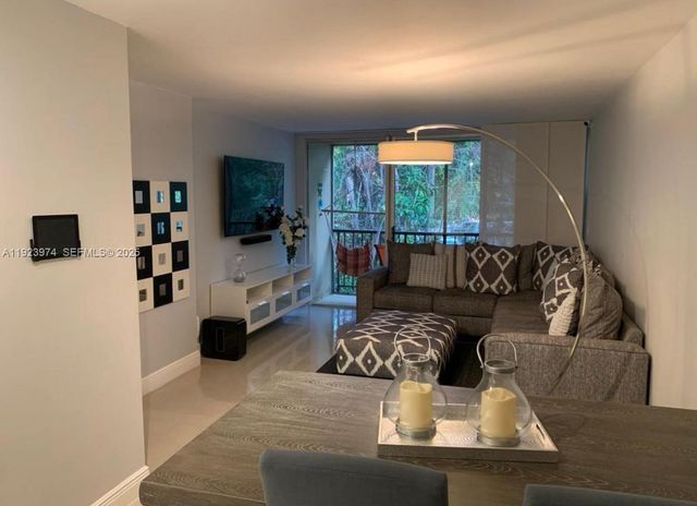 8810 Fontainebleau Blvd 217, Miami, FL 33172