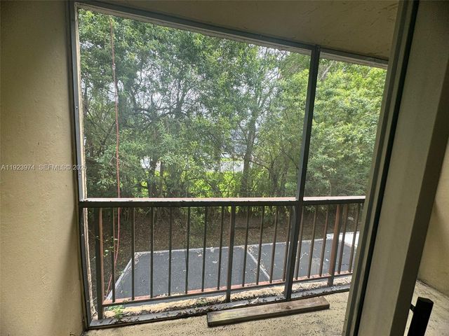 8810 Fontainebleau Blvd 217, Miami, FL 33172