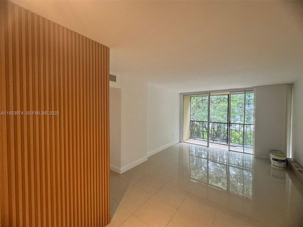 8810 Fontainebleau Blvd 217, Miami, FL 33172