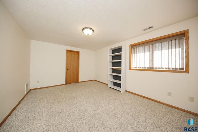 5015 E Newcastle St Street, Sioux Falls, SD 57110