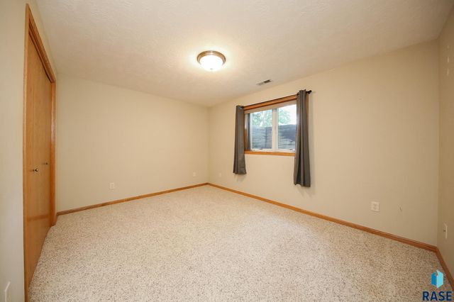 5015 E Newcastle St Street, Sioux Falls, SD 57110